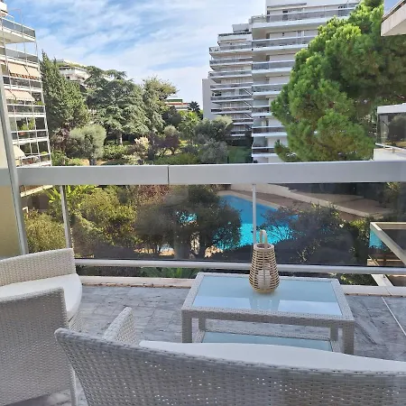 Les Pins Charming جوان ليه باه
