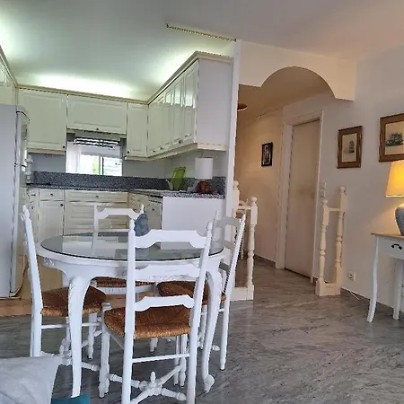 Les Pins Charming شقة